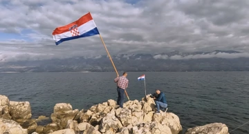 Frane Potočnjak Miki na hridi sa zastavom