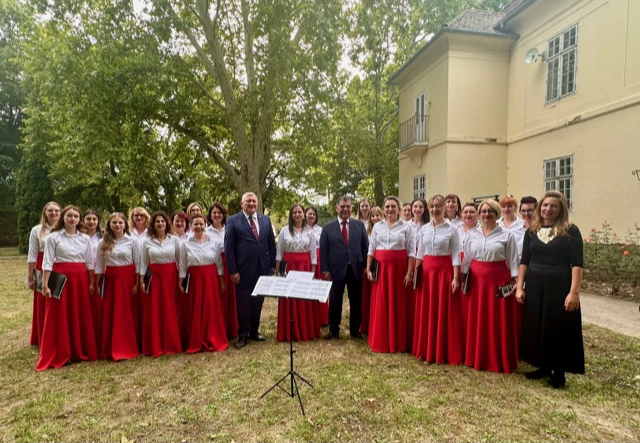 Hrvatski veleposlanik Andrlić i generalni konzul RH Drago Horvat s Ansamblom 'Pučpuljike' iz Čakovca