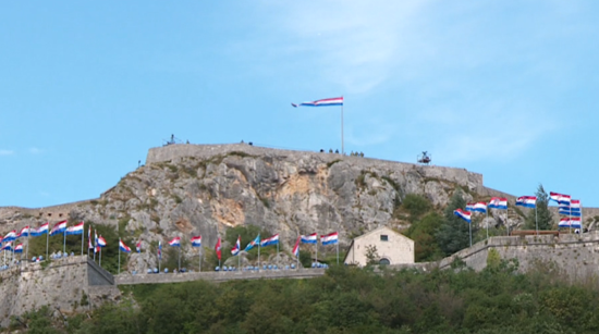 Hrvatska zastava na kninskoj tvrđavi