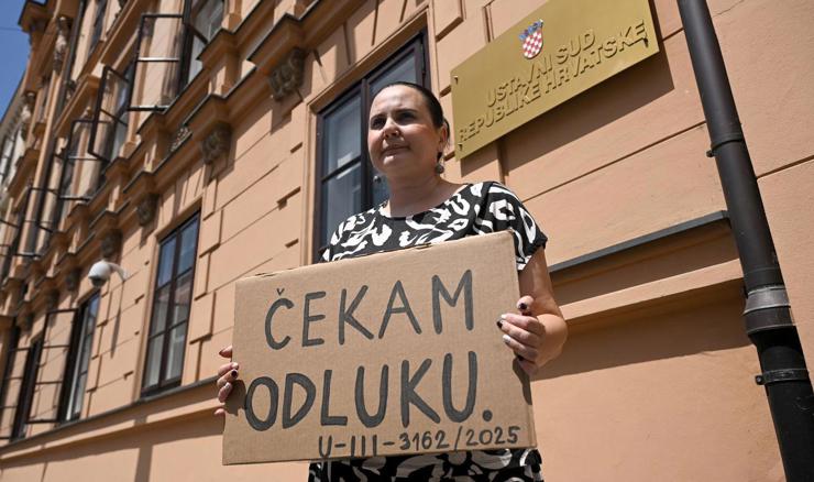 Cvrtila ispred Ustavnog suda održava akciju "Čekam odluku"