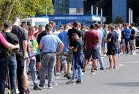  Navijaci od ranog jutra cekaju u redu kako bi kupili ulaznice za nogometnu utakmicu izmedju Milana i Dinama, Foto: Tomislav Miletic/PIXSELL