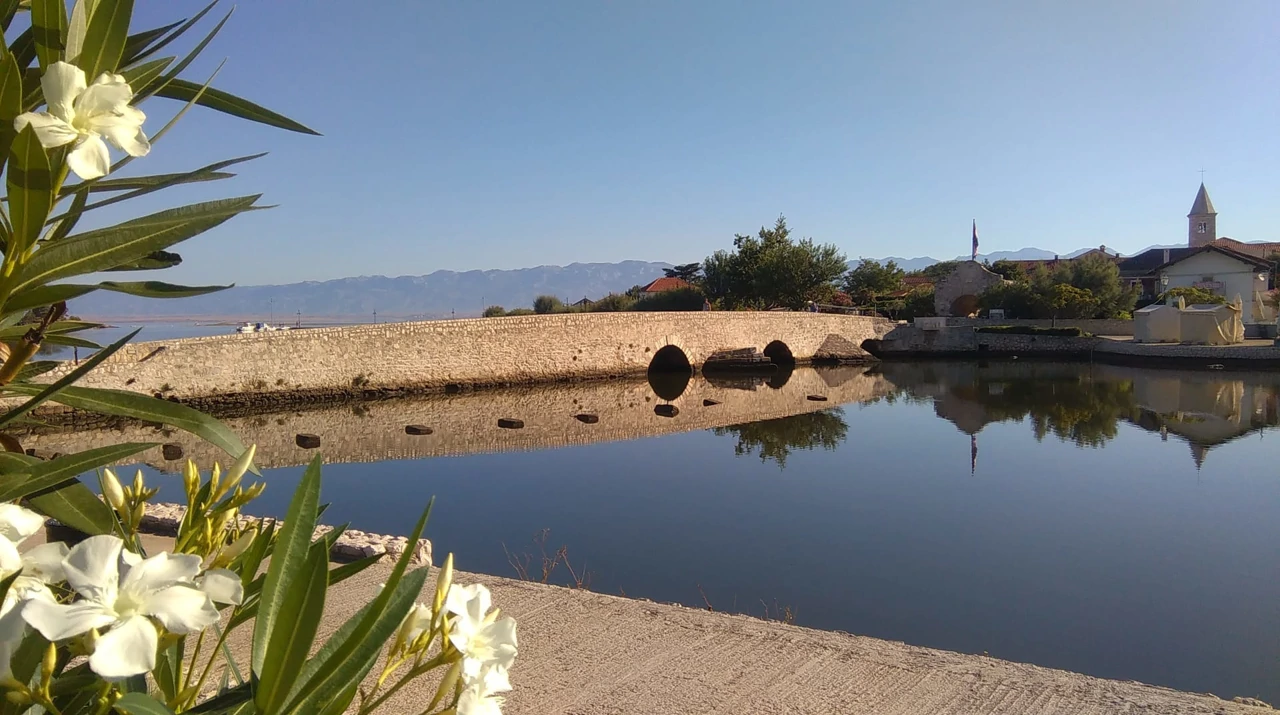 Ninske pješčane plaže i Velebit, Foto: Nin – stari kraljevski grad (Foto: Majda Ivković)/-