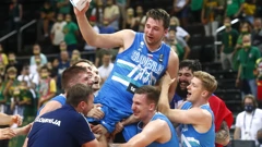 Luka Dončić slavi sa suigračima