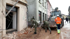 U Petrinji radovi na uklanjanju oštećenih objekata
