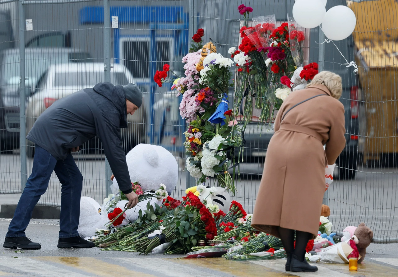 Ožalošćeni Moskovljani donose cvijeće na mjesto terorističkog napada, Foto: Maxim Shemetov/Reuters