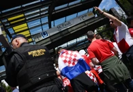 Navijači idu prema Volksparkstadionu , Foto: Annegret Hilse/REUTERS