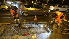  Pukla cijev na križanju Savske i Vukovarske 