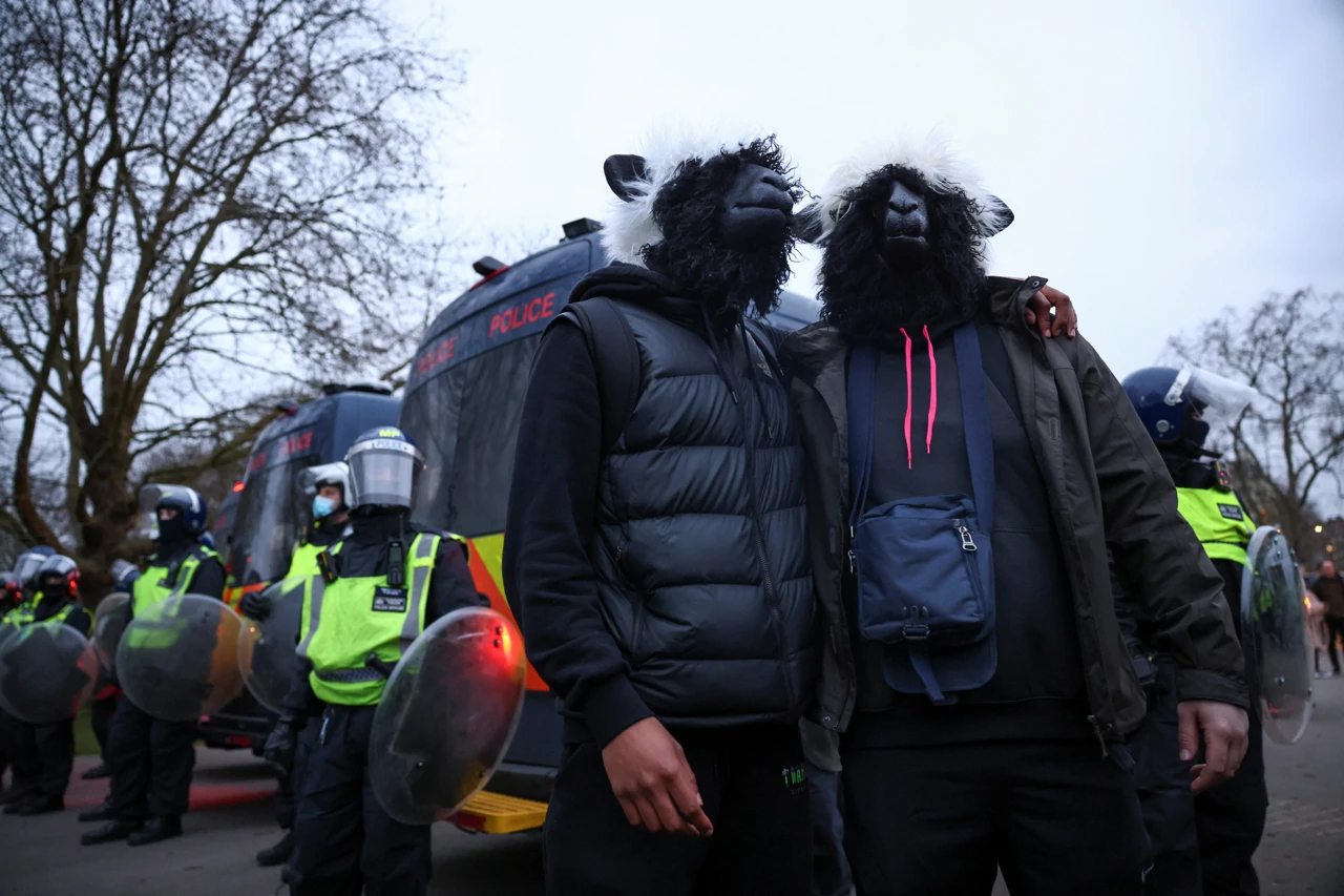 U Londonu su se u subotu okupile tisuće aktivista protiv mjera zatvaranja, Foto: Henry Nicholls/Reuters