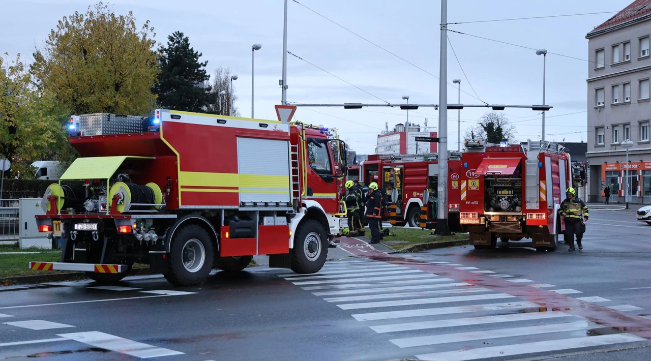 Vatrogasci ispred zgrade Vjesnika, Foto: Patrik Macek/Pixsell