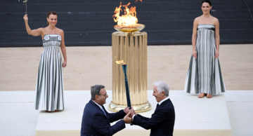 Giovanni Malago predsjednik Organizacijskog odbora OI Milano Cortina 2026 prima baklju od Isidorosa Kouvelosa, predsjednika Grčkog olimpijskog odbora