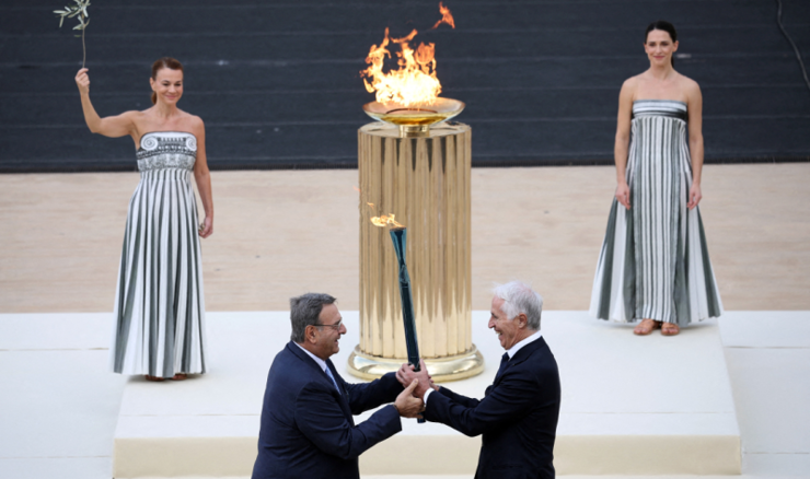 Giovanni Malago predsjednik Organizacijskog odbora OI Milano Cortina 2026 prima baklju od Isidorosa Kouvelosa, predsjednika Grčkog olimpijskog odbora