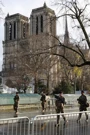 Parižani i političari okupljaju se oko Notre-Dame, visoke mjere sigurnosti, Foto: Kevin Coombs/Reuters
