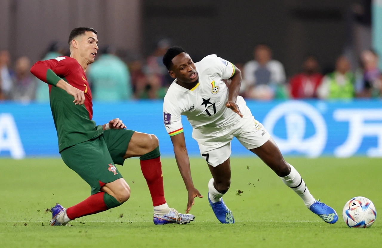 Cristiano Ronaldo i Abdul Rahman Baba u duelu 