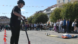 Mladi uče kako sigurno voziti romobil