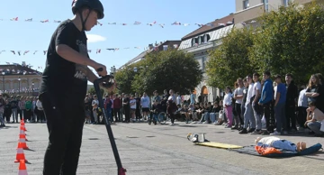 Mladi uče kako sigurno voziti romobil