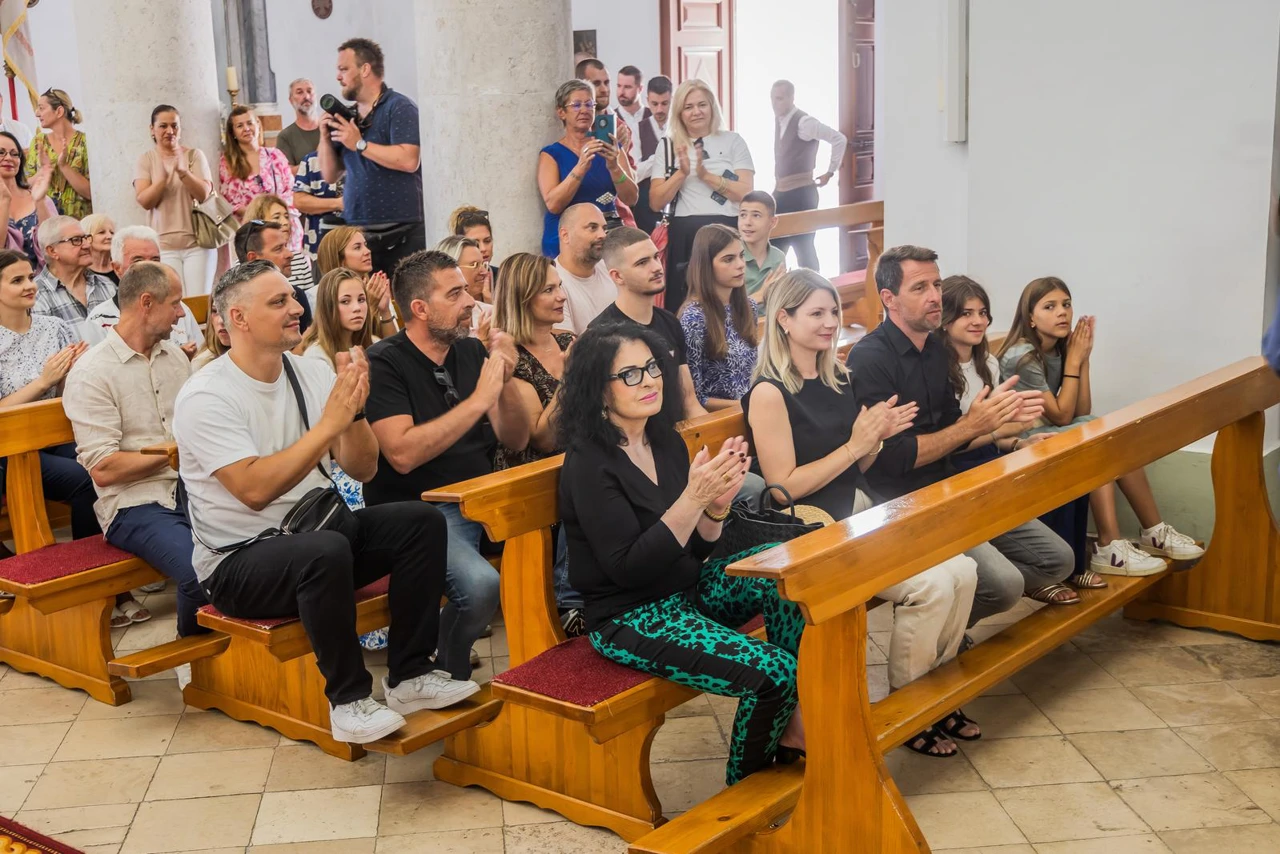 Na misi se okupila Oliverova obitelj