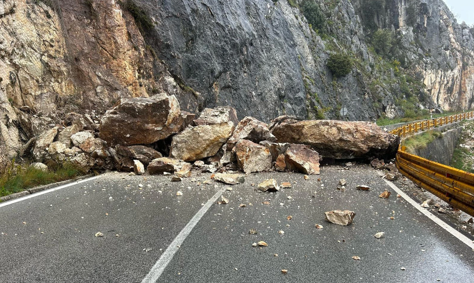  Zbog odrona na prijevoju Stupica za sav promet je zatvorena cesta Makarska -Vrgorac