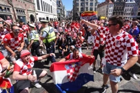 Hrvatski navijači s danskom policijom, Foto: Luka Stanzl/PIXSELL