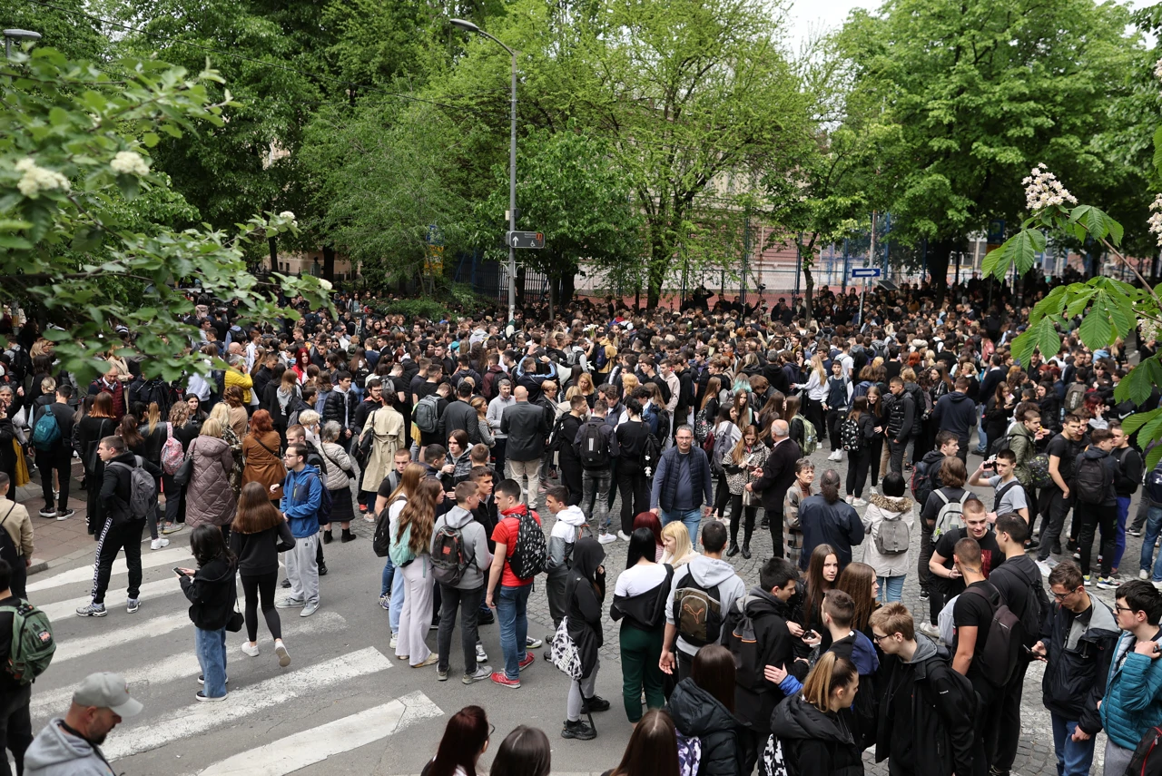 Pred školu i dalje dolaze učenici i građani, donose cvijeće i pale svijeće za poginule, Foto: Antonio Bronic/REUTERS