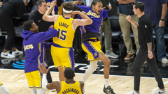 Austin Reaves slavi sa suigračima