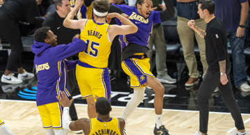 Austin Reaves slavi sa suigračima