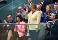 Bivša kancelarka Angela Merkel pozdravlja Friedricha Merza, Foto: Fabrizio Bensch/Reuters