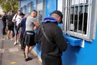 Navijaci od ranog jutra cekaju u redu kako bi kupili ulaznice za nogometnu utakmicu  izmedju Milana i Dinama, Foto: Tomislav Miletic/PIXSELL
