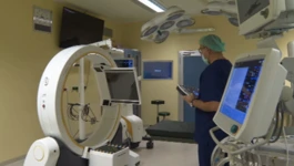 Mobilni robotski uređaj za operacije kralježnice