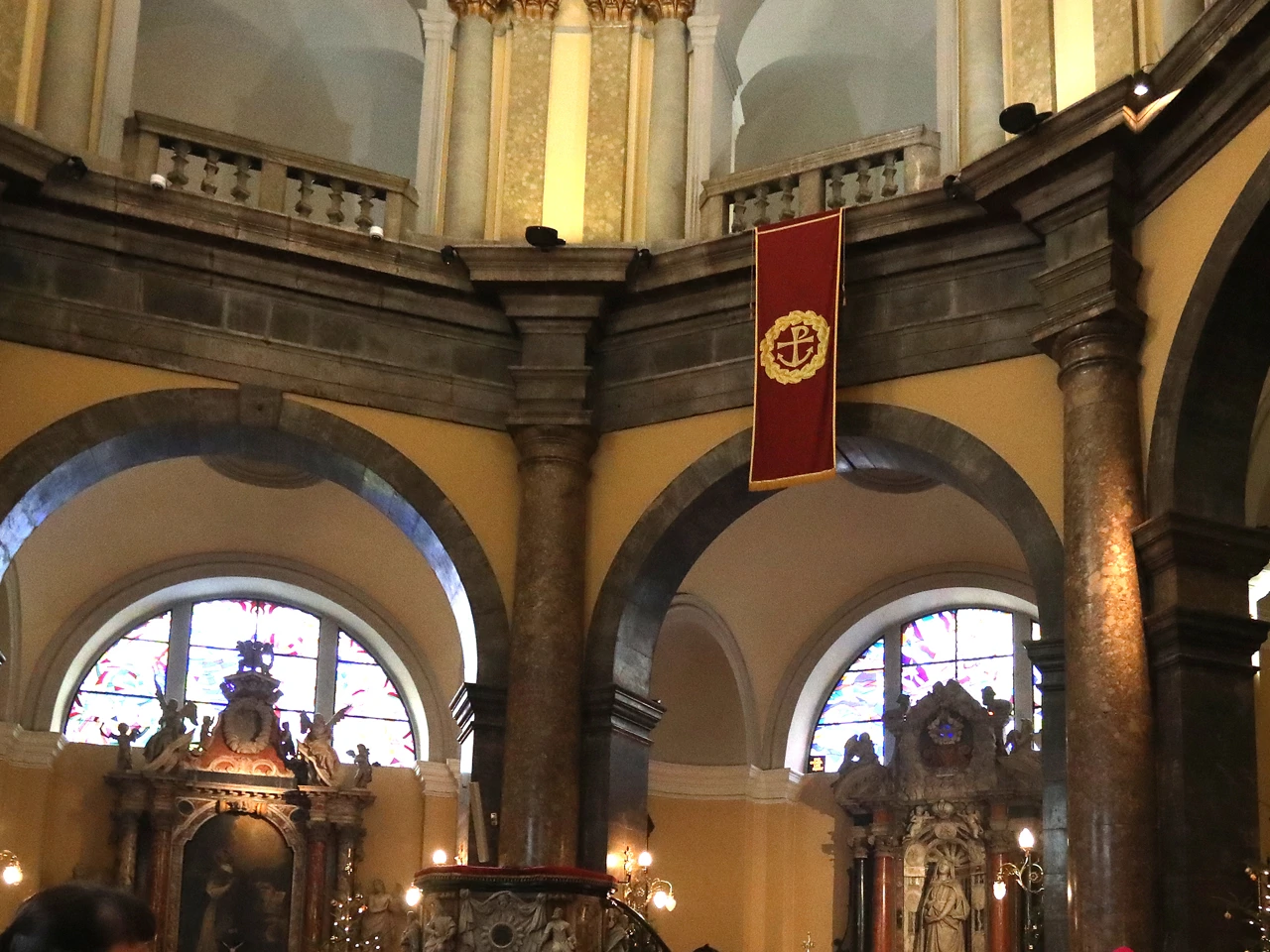 Stupovi u riječkoj katedrali izrađeni su od kamena iskopanog na području grada