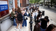 Mladi u redu za cijepljenje u Londonu