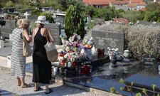 Vela Luka: Grob Olivera Dragojevića na 6. obljetnicu smrti  , Foto: Zvonimir Barisin/PIXSELL