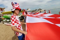 Hrvatski navijači razvili zastavu ispred hotela Vatrenih, Foto: Igor Kralj/PIXSELL