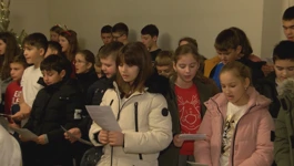 Mališani katoličke osnovne škole razveselili bake i djedove pjesmom