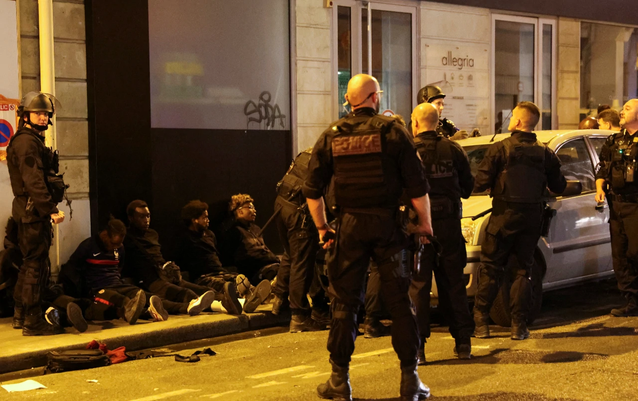 Policajci privode prosvjednike