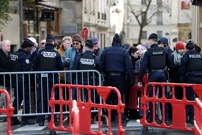 Parižani i političari okupljaju se oko Notre-Dame, visoke mjere sigurnosti, Foto: Kevin Coombs/Reuters