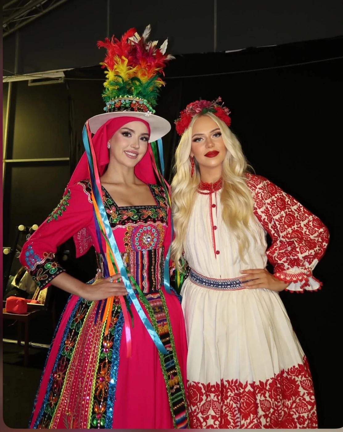 Miss Bolivia Vanessa Kraljevic i Miss Hrvatske Ema Helena Vičar u narodnim nošnjama/ Miss Bolivia Vanessa Kraljevic y Miss Hrvatske Ema Helena Vičar en trajes típicos, Foto: Miss World//