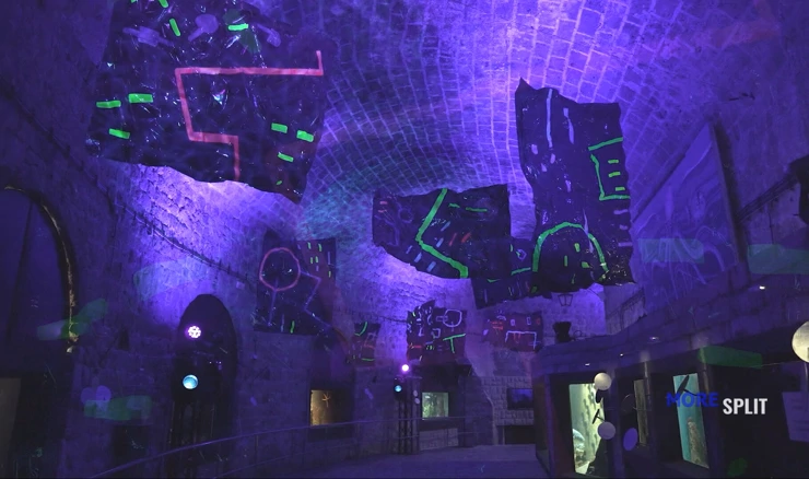 Umjetnički vrisak zbog plastike u moru: akvarij pretvoren u upozorenje