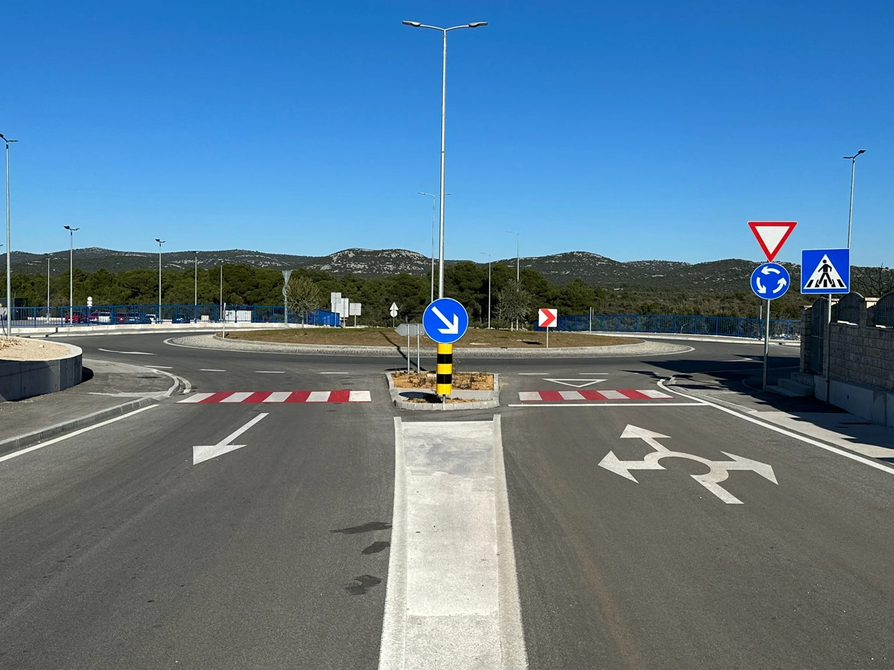 Kružno raskrižje na Jadranskoj magistrali u Pirovcu