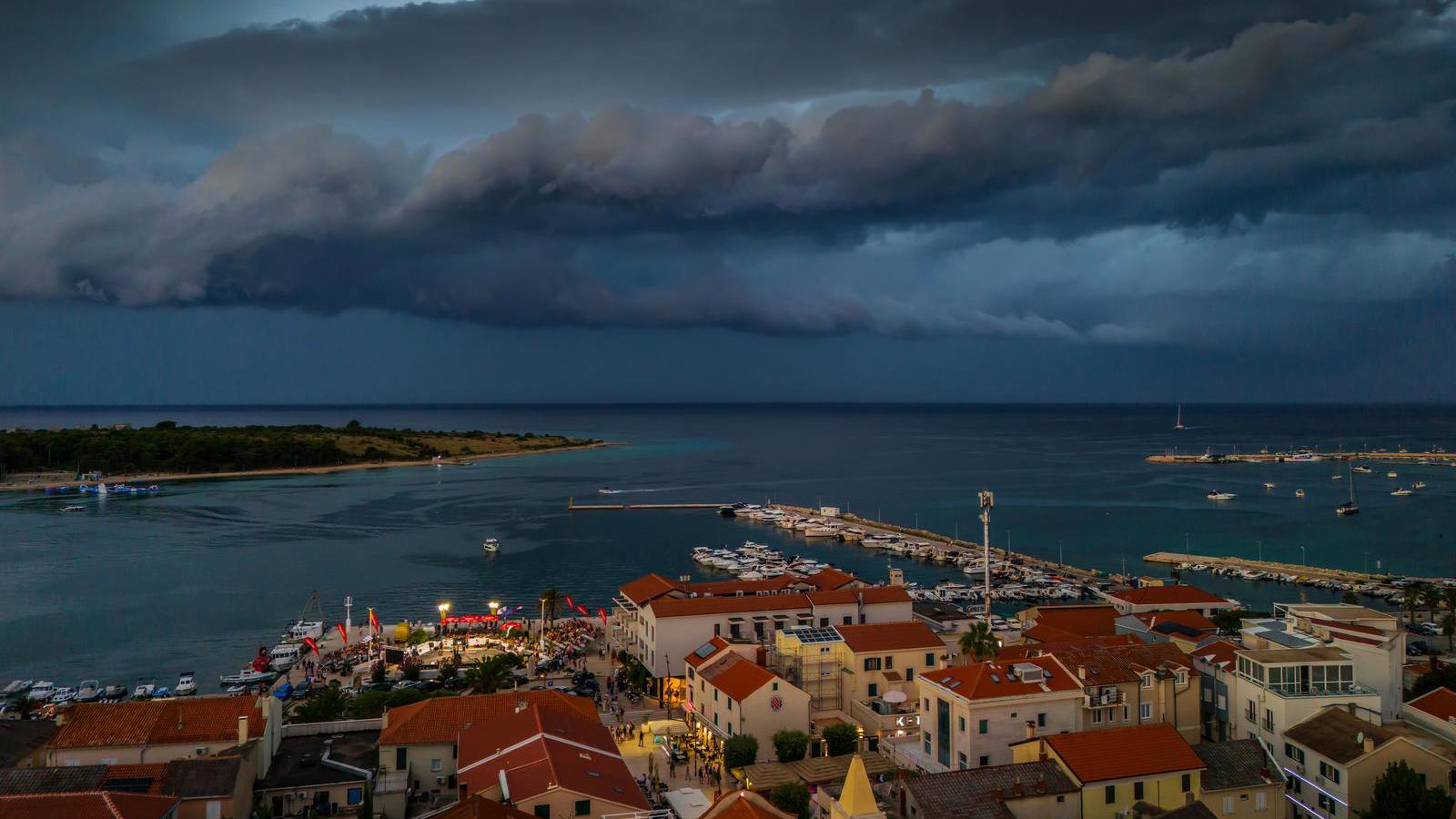 Sturm überschwemmt Mitteldalmatien und Inseln 5 pxl 020825 136288021 20250804112131
