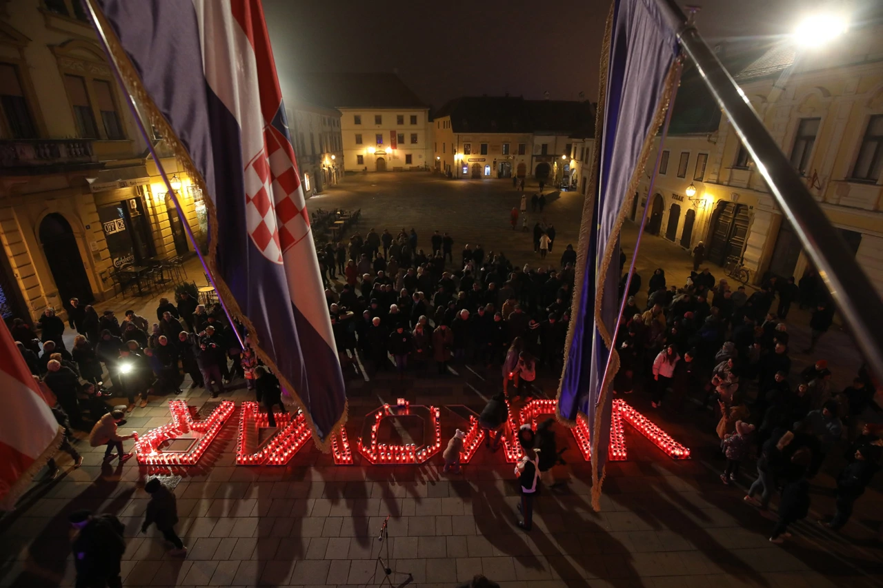 Ispred varaždinske Gradske vijećnice večeras su zapaljeni lampioni u čast Vukovaru