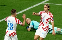 Mislav Oršić i Lovro Majer slave četvrti hrvatski gol, Foto: Marko Djurica/REUTERS