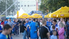 Dobro raspoloženi navijači Dinama uoči susreta Superkupa