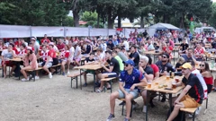 Navijači prate utakmicu na otvorenom u Splitu