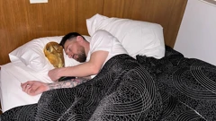 Lionel Messi s peharom u krevetu