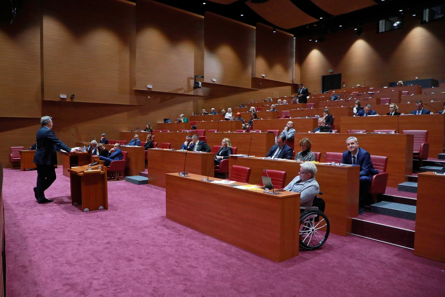 SDP-ovka uručila kuvertu Plenkoviću, a Bauk mu zadao križaljku