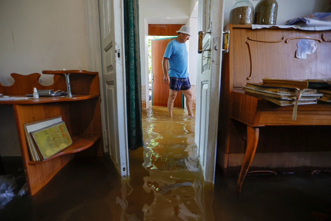 Nekoliko gradova pod vodom i deseci tisuća ljudi bježe od vodenog vala rijeke Dnjepar , Foto: Alexander Ermochenko/Reuters