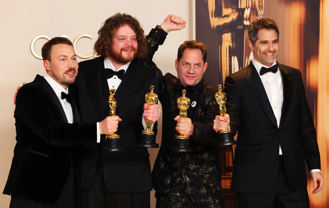 Gints Zilbalodis, Matiss Kaza, Ron Dyens i Gregory Zalcman poziraju s Oscarom za najbolji dugometražni animirani film za "Flow"