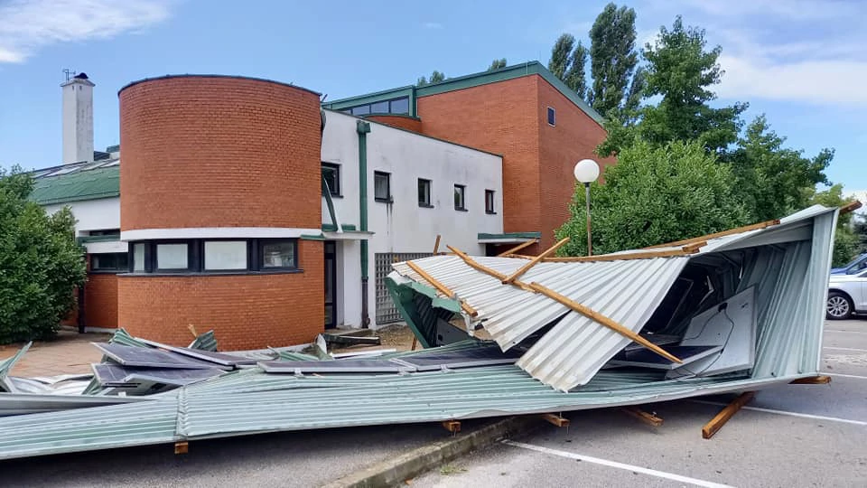 Vjetar odnio zapadnu stranu krova na sportskoj dvorani SŠ Tina Ujevića Kutina, Foto: Nikola Blažeković/HRT