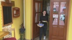 Buduća konobarica na praksi u pivnici