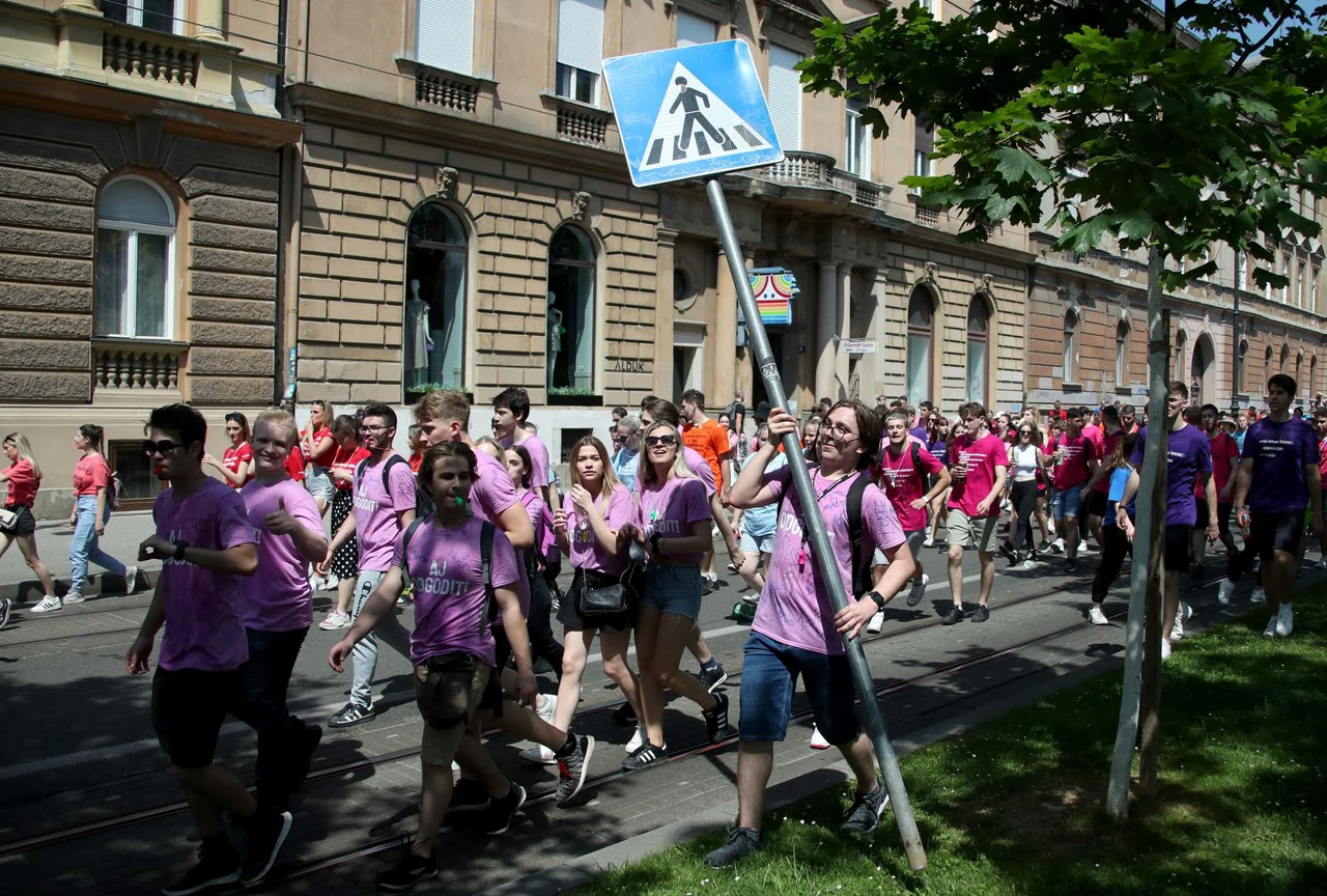 Maturanti od ranog jutra slave na ulicama grada i u fontanama, Foto: Sanjin Strukic /Pixsell
